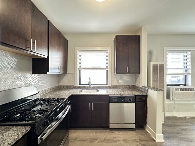 Foto del edificio - 722 W Brompton Ave