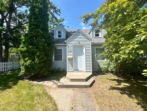 Building Photo - 1427 Bixby Ave NE