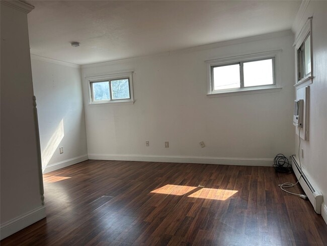 Building Photo - 16 Evergreen Ave