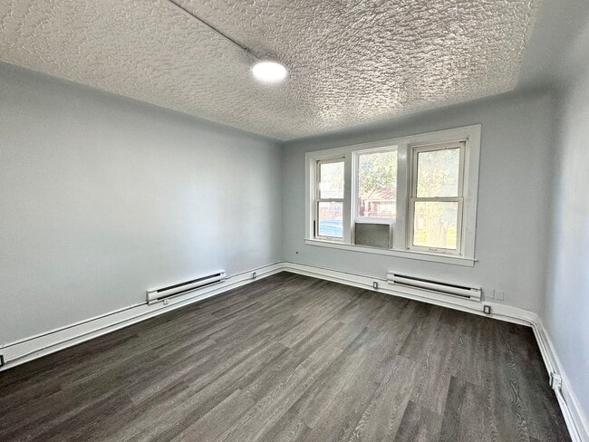 Building Photo - 1495 Gladstone Ave