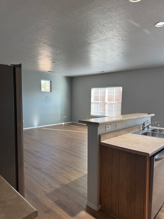 Foto del edificio - Move in special!!! Half off your first month's rent. Three Bedroom Townhome