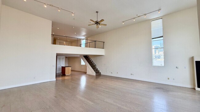 Foto del edificio - SOMA 1BR/2BA Loft with Expansive Space and...