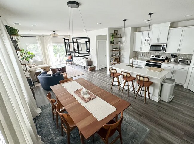 Building Photo - Spacious 4 Bedroom Home with Main-Level Primary and 2-Car Garage