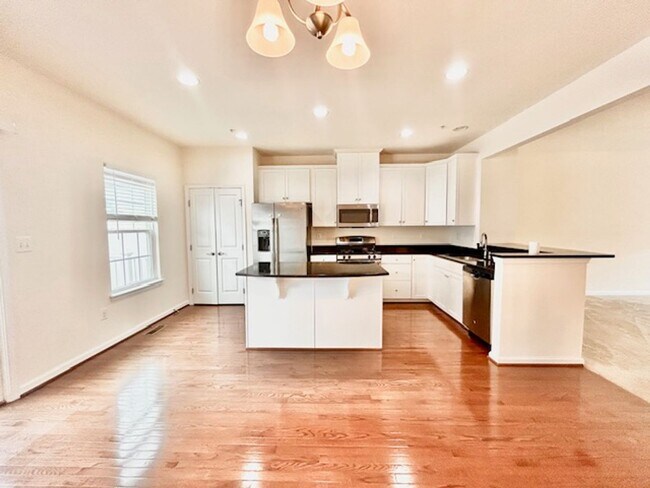 Building Photo - Welcome to the desirable Howard Square