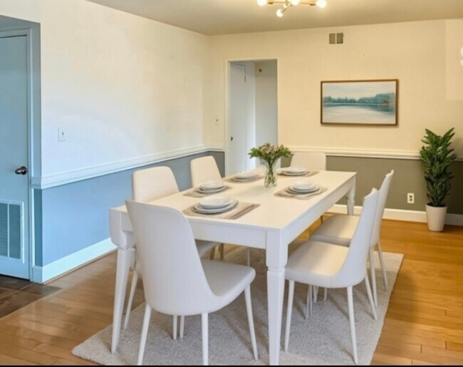 Foto del edificio - 5901 Mount Eagle Dr