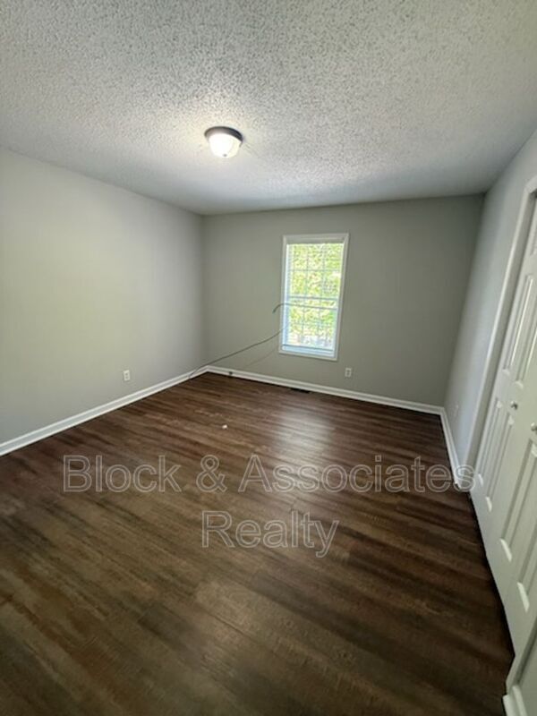 Foto del edificio - 746 Breeze Hill Rd
