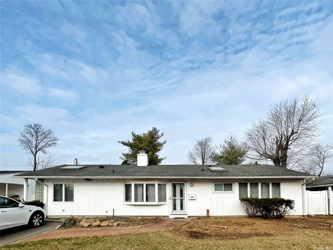 Primary Photo - 147 Southwood Cir