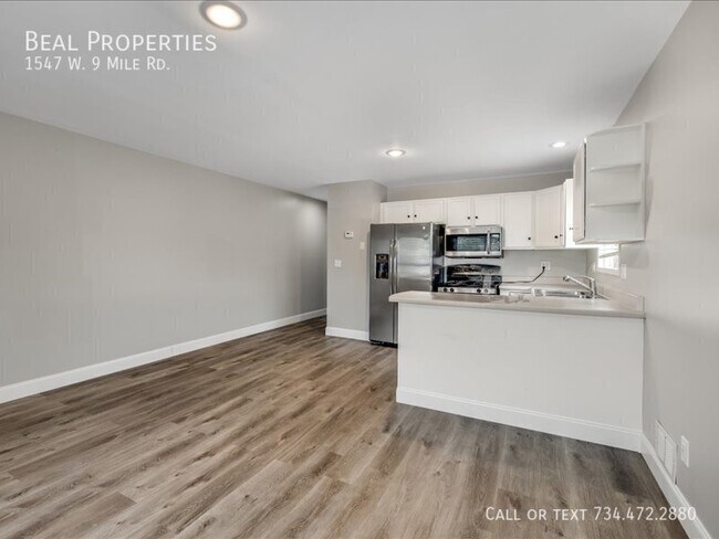 Foto del edificio - 1547 W Nine Mile Rd