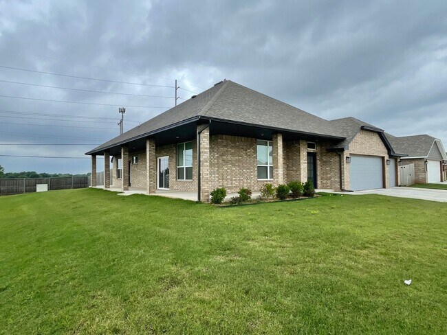 Building Photo - 604 Summit Point Court