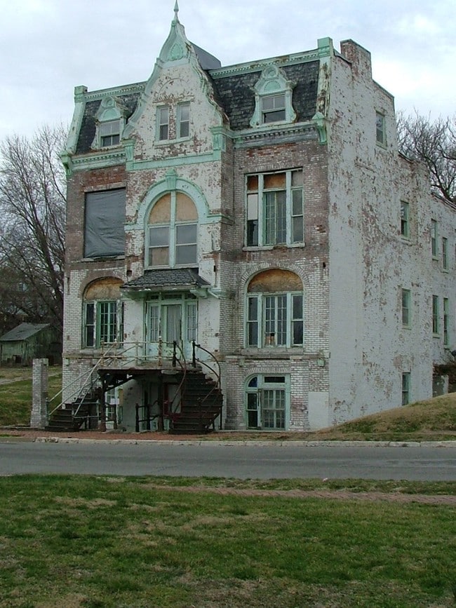 Building Photo - 115 S 13th St