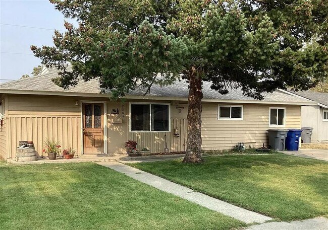 Building Photo - Updated 2 bedroom, 1 bath with a den