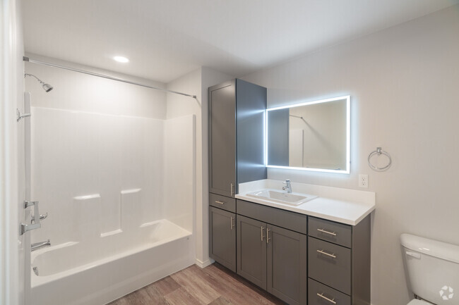 2BR, 2BA - 995SF - Baño - Basecamp