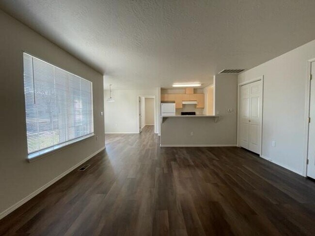 Building Photo - Centrally Located 2 Bedroom 2 Bathroom