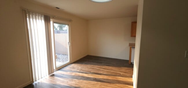 Building Photo - 660 Sunny Ln