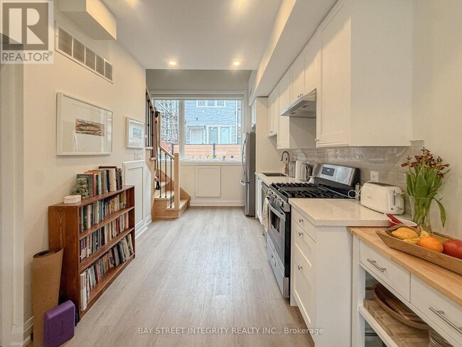 Building Photo - 598 Crawford St