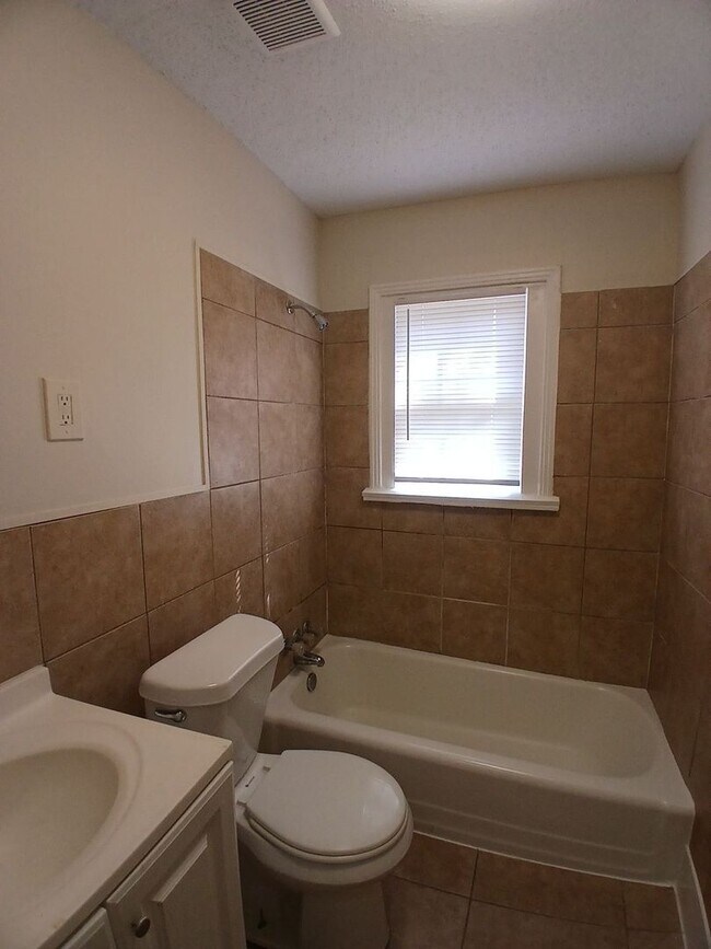 Building Photo - Newly Renovated | 2 Bedroom 1 Bath | Duple...