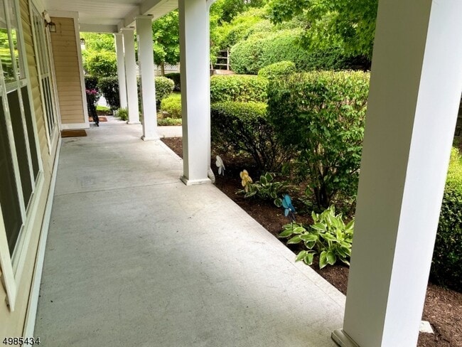 Building Photo - 127 Old Farm Dr