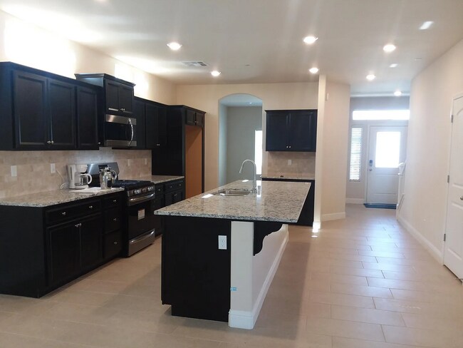 Foto del edificio - Beautiful Two-Story Home Featuring Granite Kitchen, Large Island & Spa-Style Primary Suite