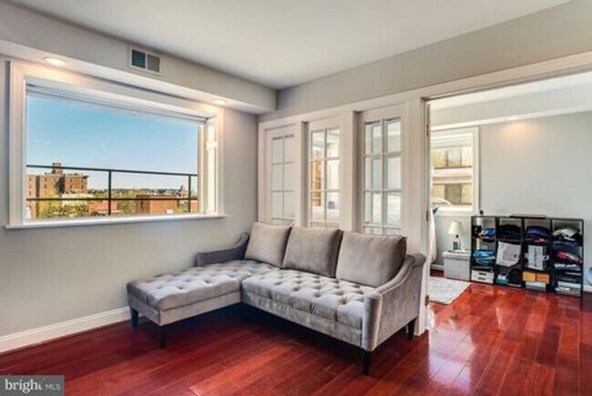 Foto del edificio - Welcome to the Desirable Franklin Square!