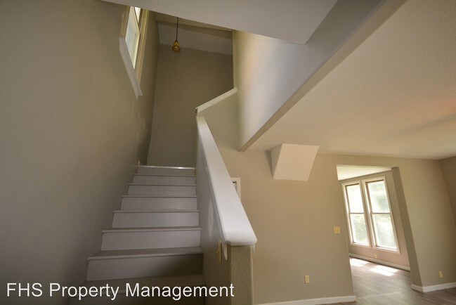 Building Photo - 4 br, 2 bath House - 1026 W Division Street*