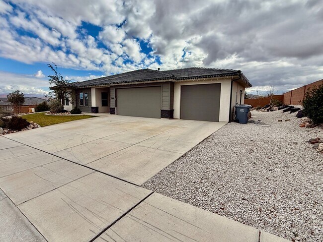 Foto del edificio - Lovely Pet Friendly 3-BR + Office in Sage Canyon