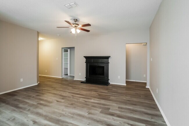 Foto del edificio - 7213 Park Creek Cir W