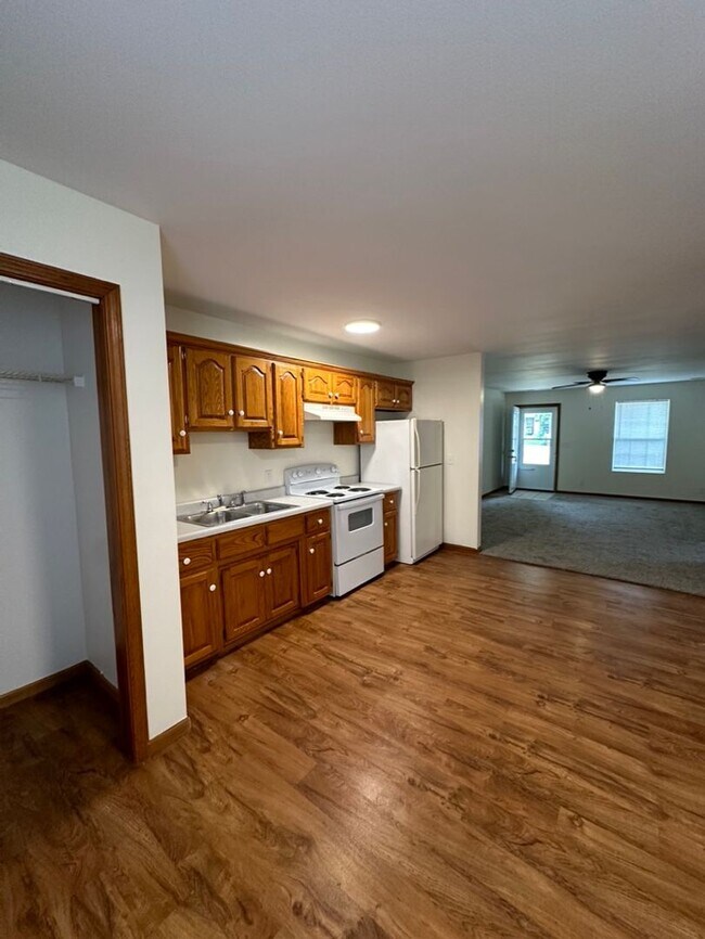 Building Photo - 2 Bedroom 1 Bath Duplex for Rent!