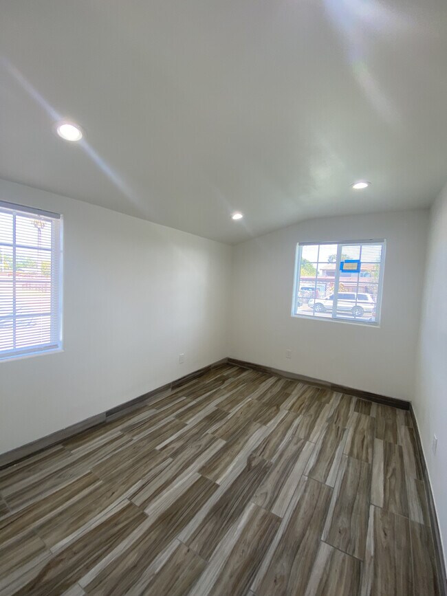 Building Photo - 1051 Del Valle Ave