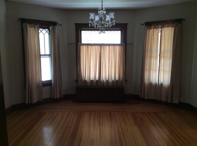 Building Photo - LARGE 4 BEDROOM 2 BATHROOM HOUSE