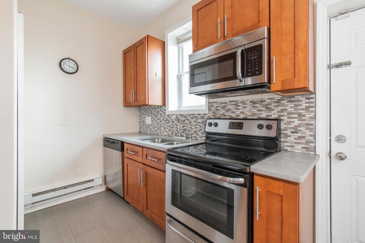Primary Photo - 1613 W Diamond St