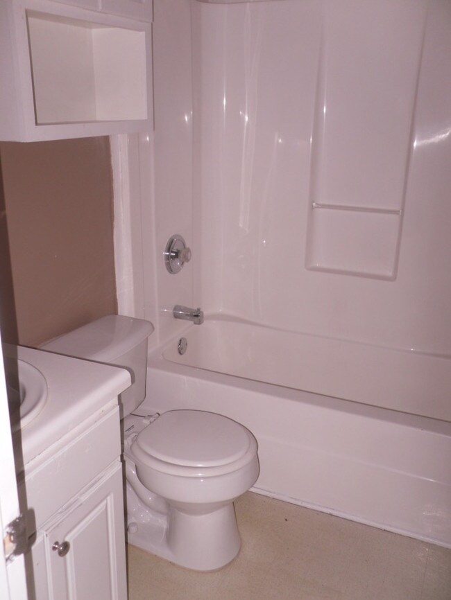 Building Photo - RECENTLY RENOVATED! HARDWOOD FLOORS!