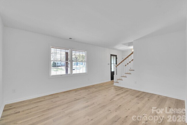 Foto del edificio - 7404 Shadowlake Dr