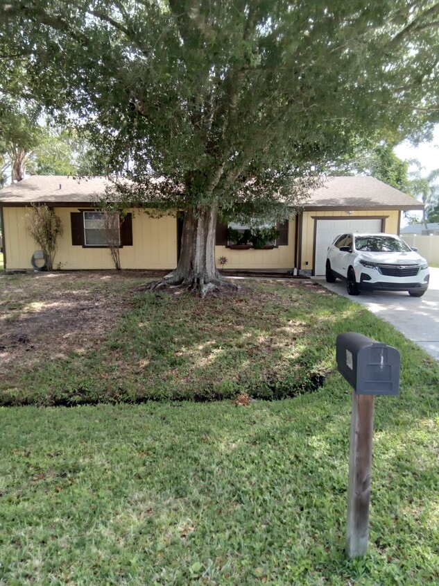 Building Photo - 325 NW Ferris Dr