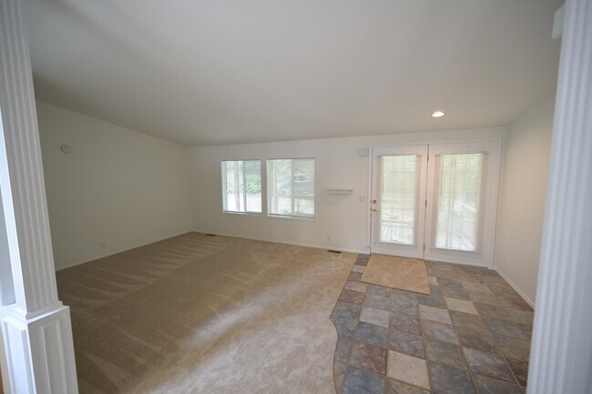 Building Photo - 3 bed 2 bath home in Diamond Point, w/ sho...