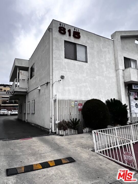 Building Photo - 815 S Ardmore Ave