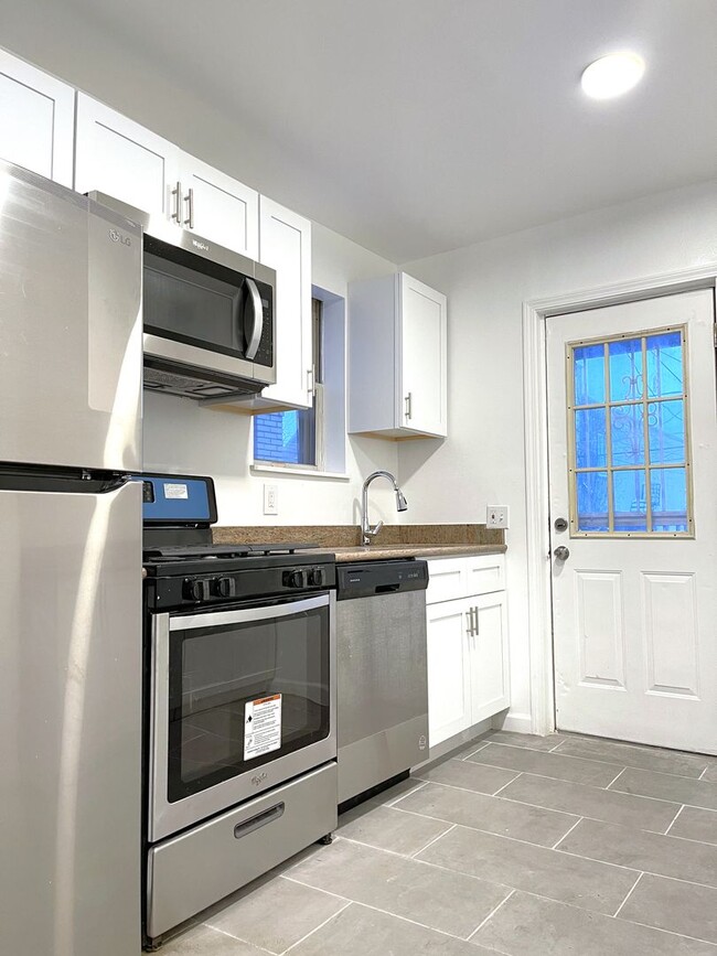 Building Photo - Renovated 3 Bedroom -1 Bathroom Townhouse ...