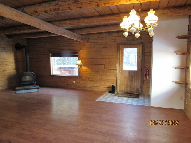 Building Photo - 3 Bed, 2 Bath, 2 Car Garage LOG HOME for RENT!