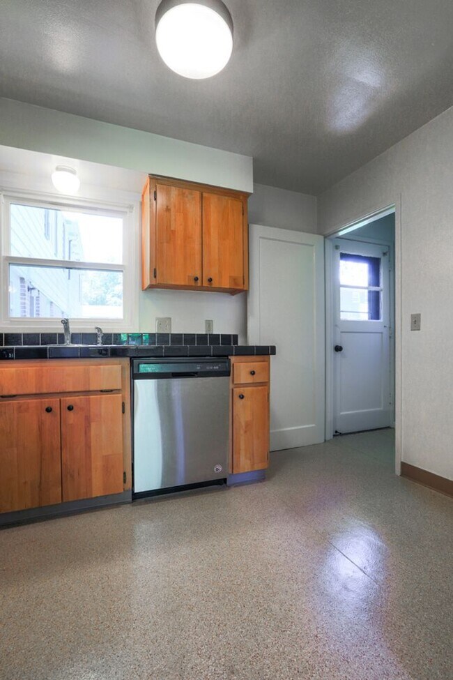 Building Photo - Timeless 1 Bedroom Mid-Century Townhouse!