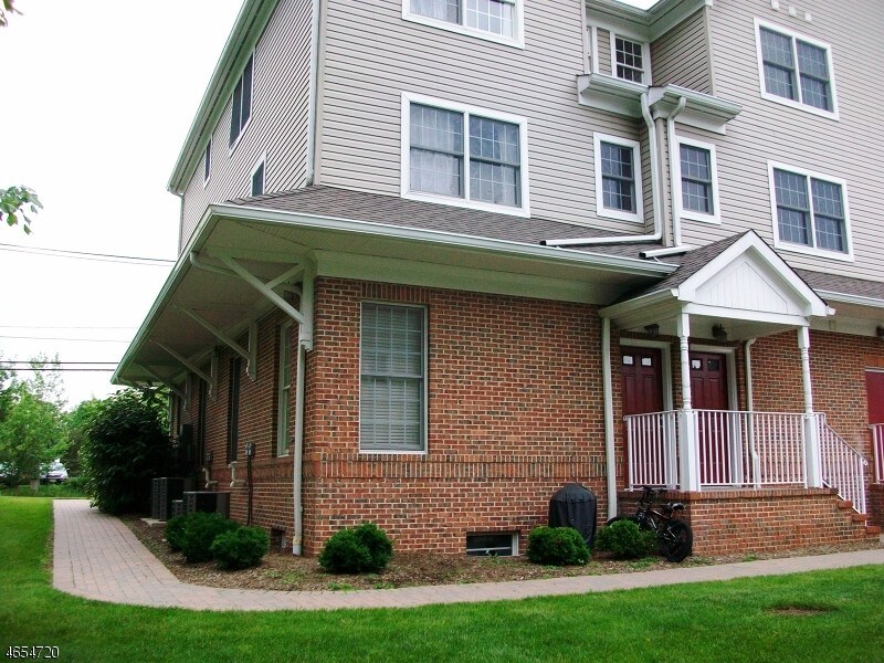 Primary Photo - 221 Sherman Ave