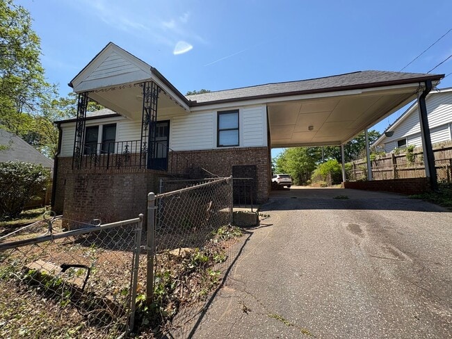 Remodeled 3 Bed, 2 Bath Home Near Augusta Road - Remodeled 3 Bed, 2 Bath Home Near Augusta Road