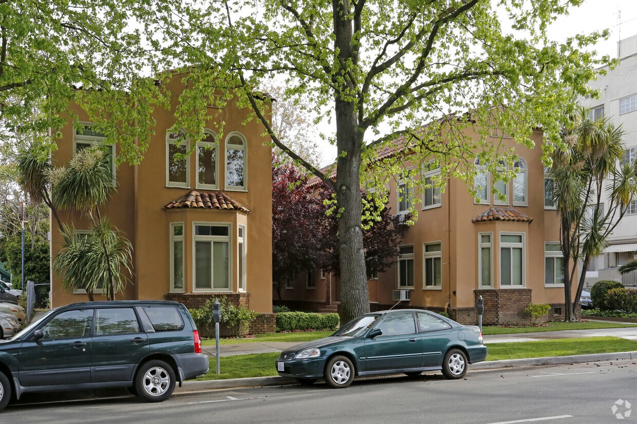 Building Photo - Courtyard Apartments