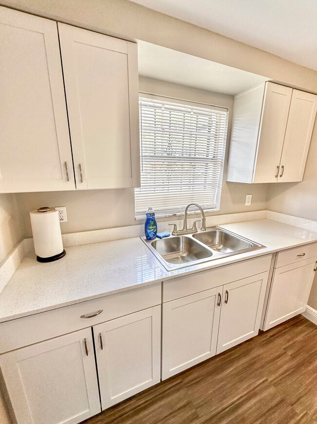 Foto del edificio - 4811 E Curtis St