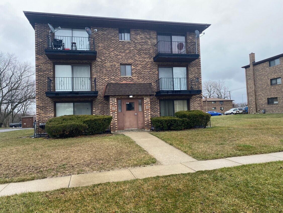 18249 Ravisloe Ter, Country Club Hills, IL 60478 House Rental in