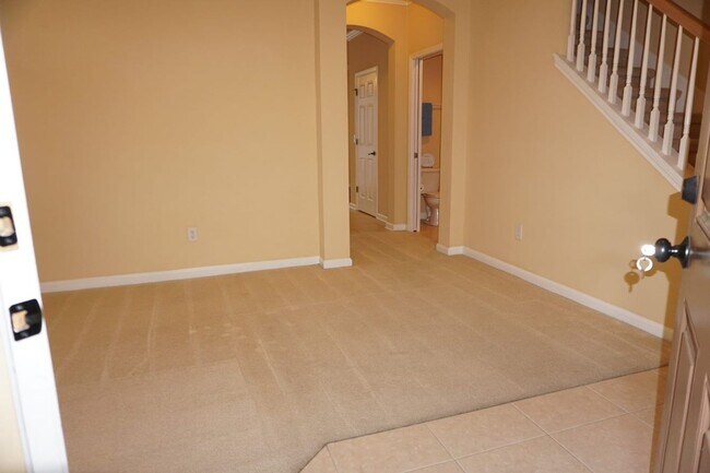 Building Photo - 3 bedrooms 2 1/2 bath