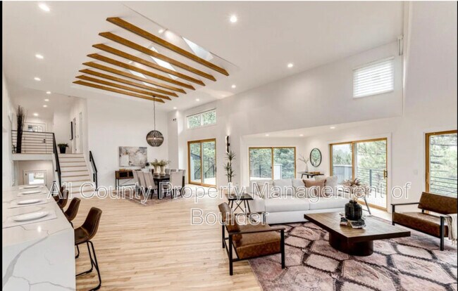 Building Photo - 2857 Linden Dr