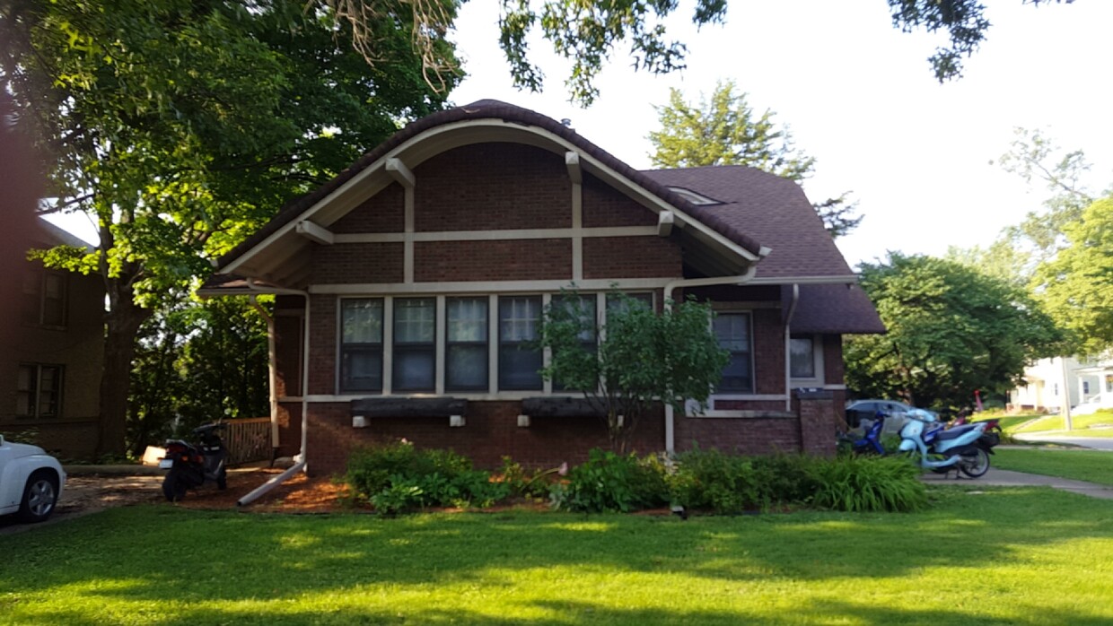 Primary Photo - 830 E College St