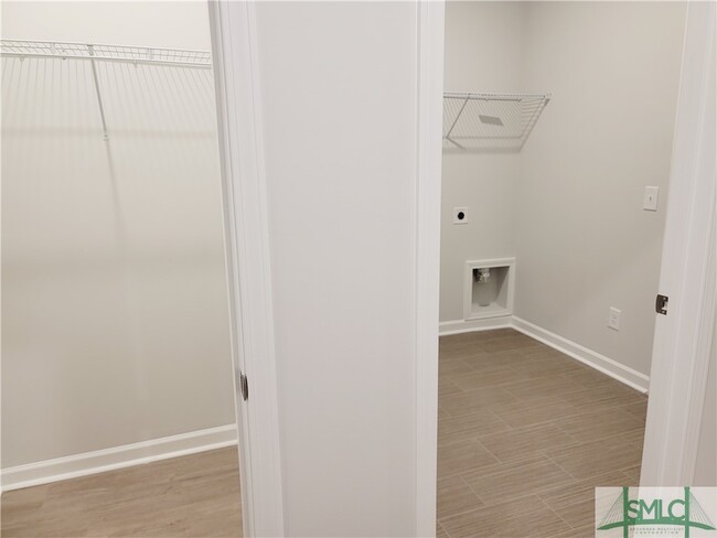 Building Photo - 275 Lillian St