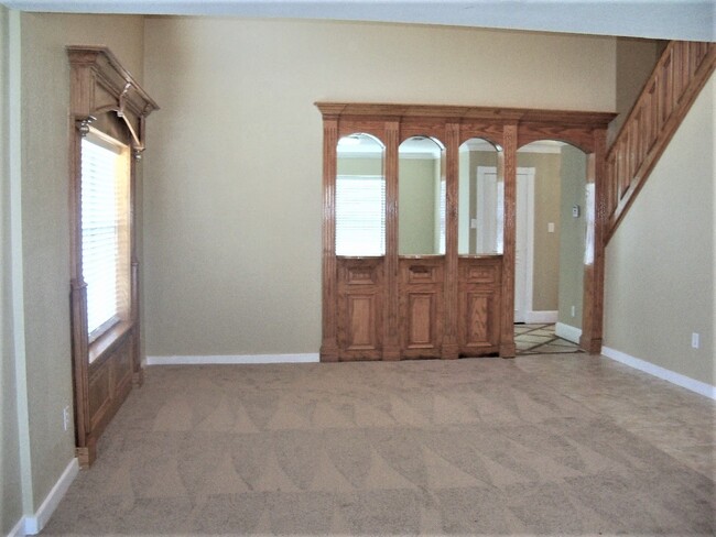 Building Photo - 2500 Spring Creek Dr