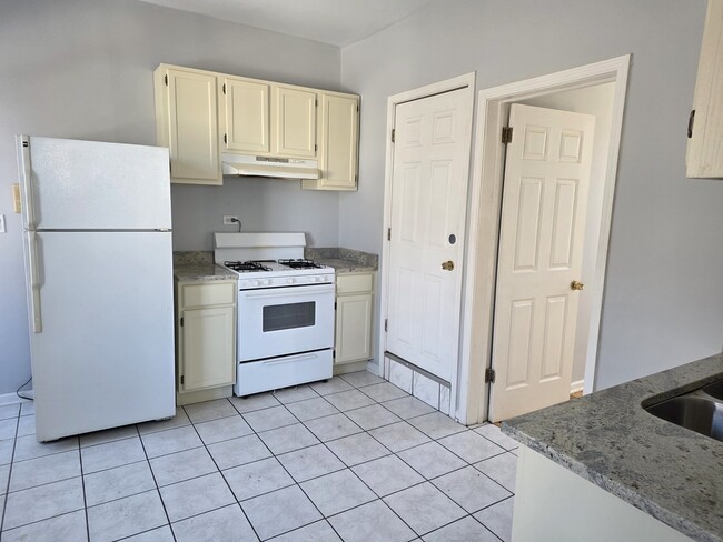 Building Photo - 1025 W Cullerton St