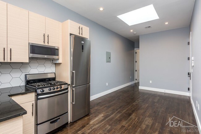 Building Photo - NO FEE 3 Bedroom Apartment in Ridgewood!